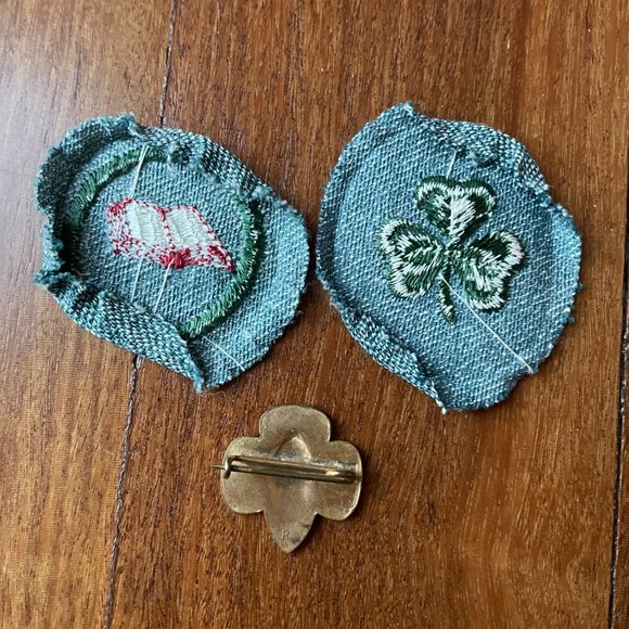 Vintage 1940 / 1950 Girl Scout Pin and Badges - Picture 2 of 5